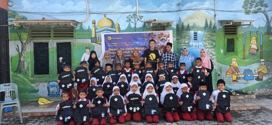 BintangChip dan HIZKIA YOSUA Salurkan Bantuan Pendidikan untuk Siswa Madrasatul Ikbar di Perintis GG Lingga